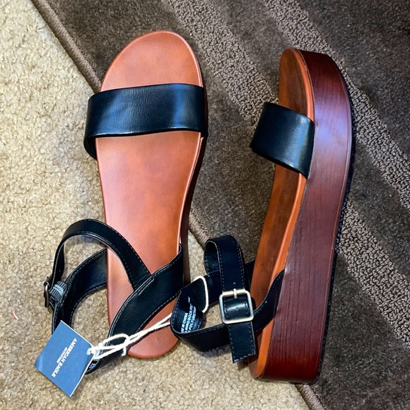 American Eagle Outfitters Shoes - Brand new American eagle Sandals size9